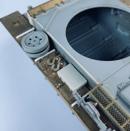 E35122-2 Werkzeugkasten late type for Pz.III / Stug.III family, offset central latch, 4 pcs.